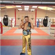 Profesor titulado de Boxeo y Full-contact con más de 20 años de Experiencia, Campeón del Mundo profesional en el año 2022.